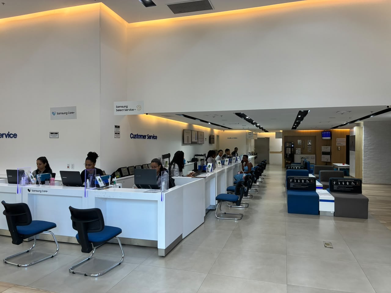 Balcão Customer Service da Global Express, com sinalização Samsung Care+ e Samsung Select Service+