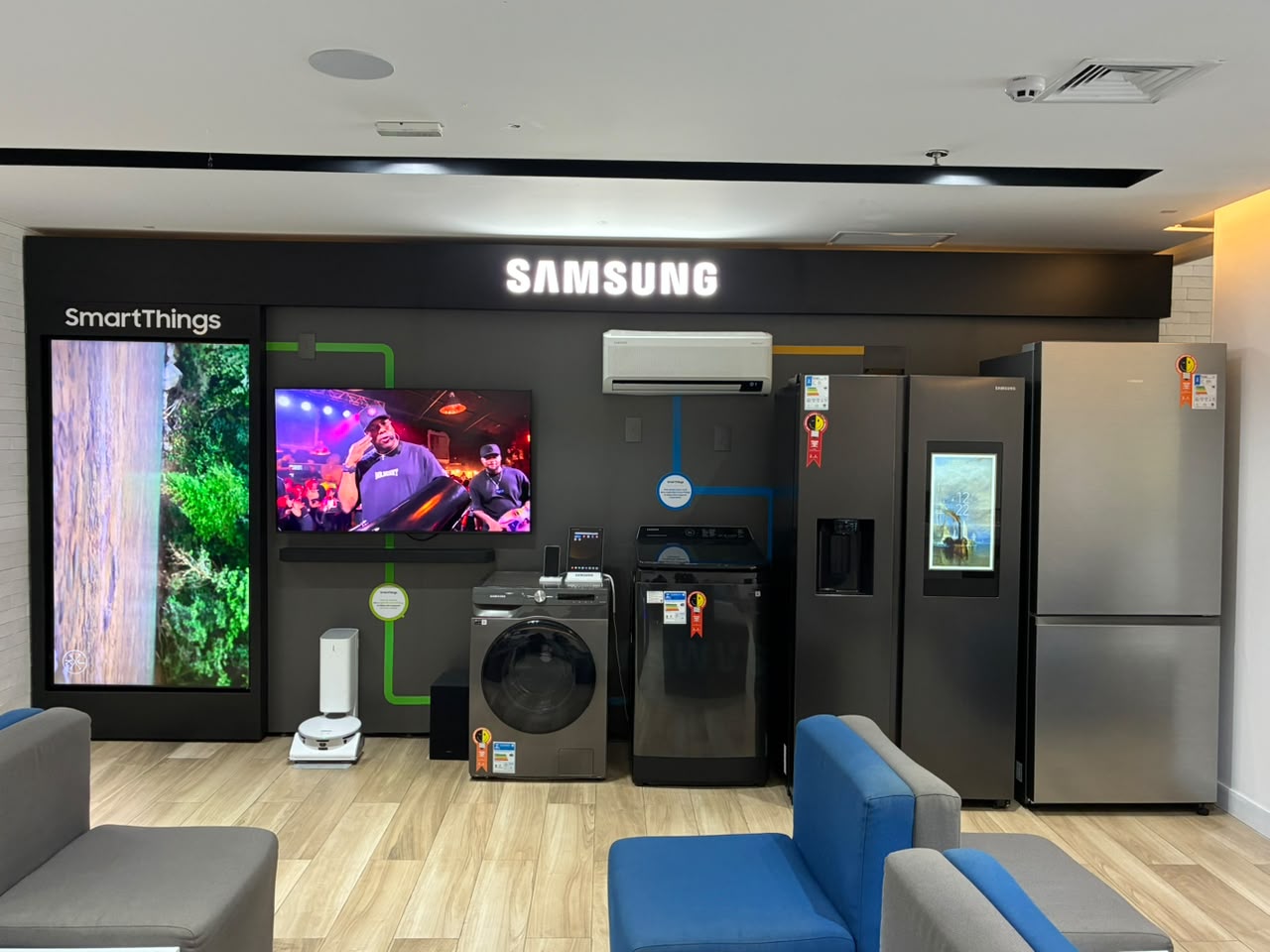 Painel SmartThings e linha de eletrodomésticos Samsung na Global Express