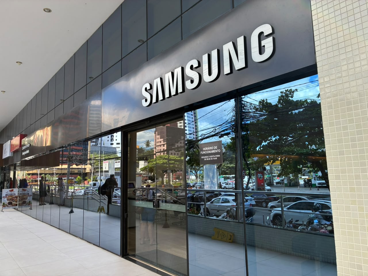 Fachada da loja Samsung Global Express na Av. Antônio Carlos Magalhães, Salvador